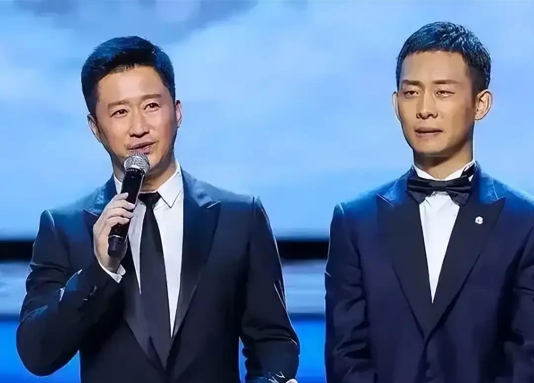张译伸出了一根手指头，在半空中晃了晃

吴京倒吸一口凉气，眼睛瞪得浑圆，连连摆手说一个亿自己可真请不起

对面张译没憋住，直接乐出了声，说哥们儿要是真没钱，给我一百块我也屁颠屁颠扛着行李进组

这段看似插科打诨的片场闲聊，硬生生把当今娱乐圈那张华丽的遮羞布扯了个粉碎

现如今的影视圈是个什么荒唐光景