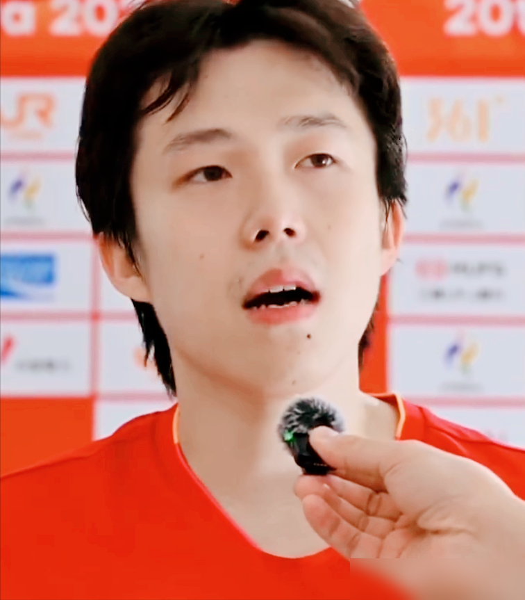 王楚钦0：4输给林诗栋，赛后采访直接说现在打球一直在累，找不到享受赛场的感觉了。
这话听着有点扎心。9月28日亚运会男单决赛，四局比分11-5、11-8、13-11、11-5，林诗栋赢得干脆。王楚钦说团体赛消耗太大，自己是靠不输外战的信念硬扛进决赛的。打到决赛，油箱真见底了。
但他也没藏着，夸林
