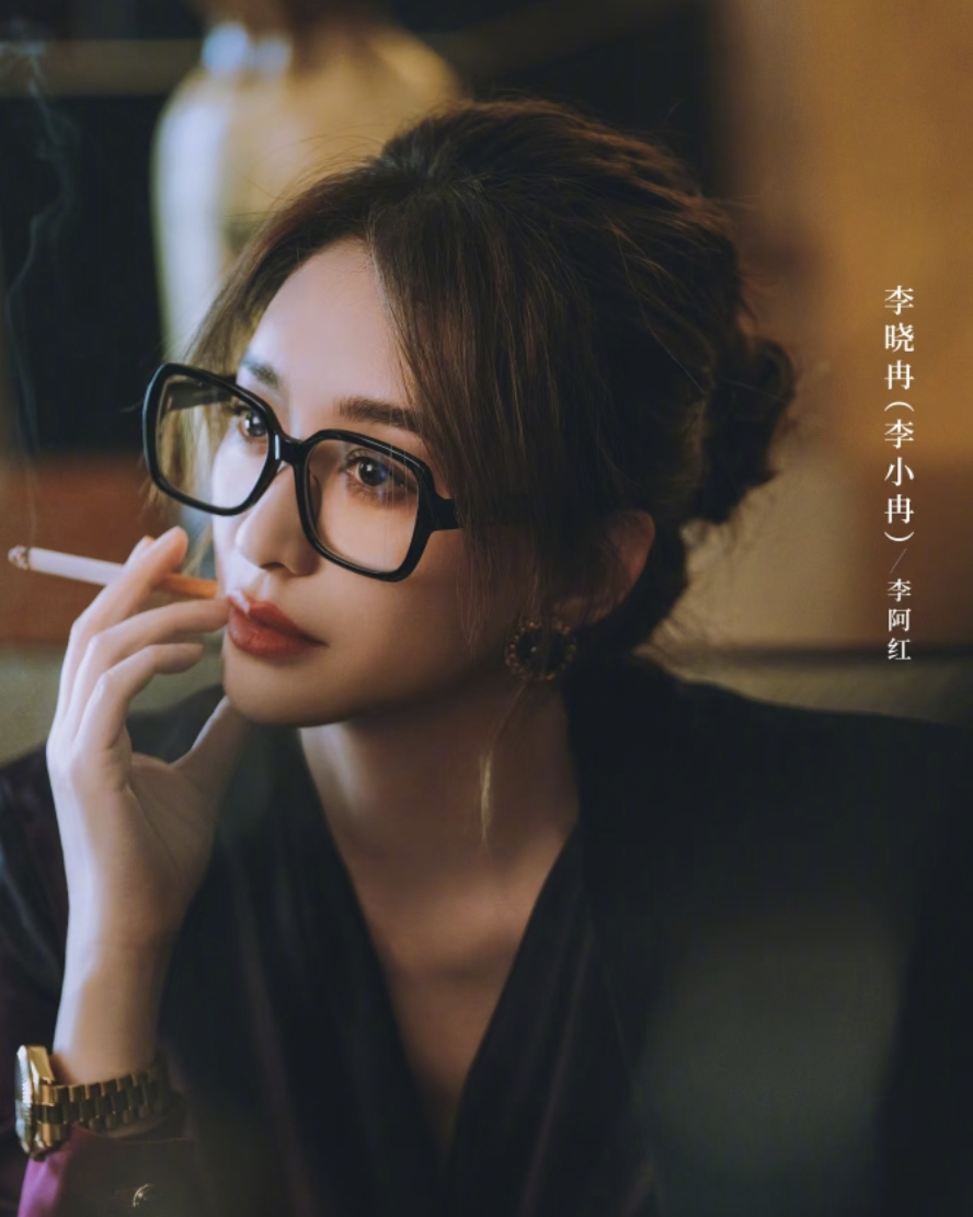 有件事终于搞明白了，
为什么，
李小冉和王濛可以突然一见如故，
成为了能彼此做客家里的好闺蜜。


李小冉，50岁，北舞毕业，实力派女演员。
王濛，42岁，短道速滑冠军运动健将。

两个完全没有交集的娱乐圈明星，如今却能成为出双入对的“好闺蜜”。

李小冉，曾经说自己性子淡，也不内耗，没事就打打游戏