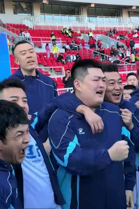 辽宁男篮球星赵继伟和刘志轩韩德君参加东北超足球赛现场，