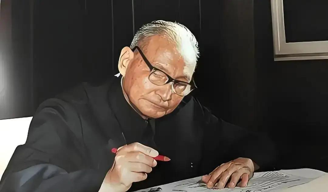 1970年，福州军区司令韩先楚收到一份密电：下放到江西劳动的陈云重病不起。韩先楚当即一拍桌子，顶着压力调专列把老首长接到福州。
韩先楚放下密电，立刻叫来警卫参谋：“备车，去铁路局。”参谋愣了一下，小声提醒：“司令员，要不要先跟上面……”韩先楚已经披上了军大衣：“路上说。”
车子直接开进铁路局调度楼。