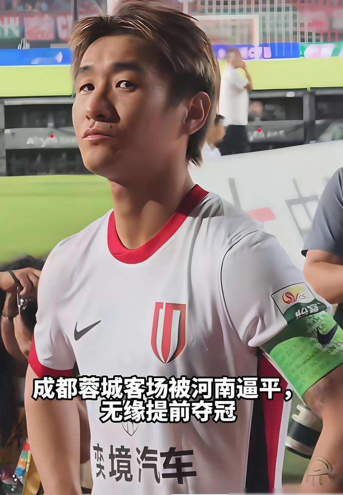 国足两大前锋的外号，居然全是球迷玩了快10年的老梗。
当年武磊独苗留洋西甲，机场接机的球迷直接拉了全村的希望的横幅，后来他真攻破过巴萨球门，状态差的时候也被拿这个梗调侃，实打实是球迷的共同寄托。
韦世豪就更有意思，当年飞铲对手送果篮被骂没诚意，落了个果篮战神的调侃，这两年收了暴脾气当队长，反倒成