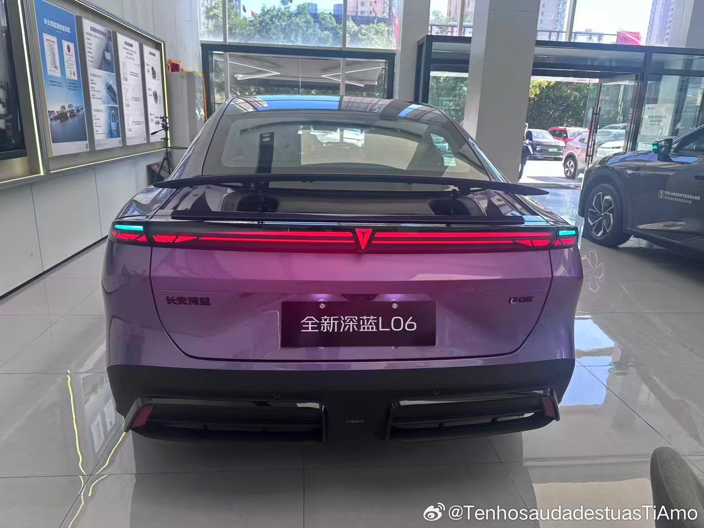 心心念念的深蓝L06终于到店了！第一时间冲过去替大家验车！🏃‍♂️
实车的前包围和大尾翼真的太帅了！这种运动感完全是原厂自带的，感觉省了一大笔改装费。特别是那个车身姿态，低趴感十足，这就是我要的“百变皮肤”底子啊！📸
坐进车里和销售聊了半天，确认了这次不仅仅是换脸，磁流变悬架也是 ​