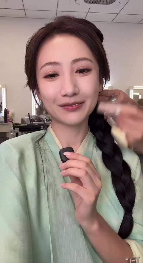 一句“我分不走你们家姐姐的蛋糕别闹了”，把资源焦虑、饭圈护主、跨界碰瓷全怼回去了。魏笑这波不是吵架，是给内娱上了一堂“边界感”公开课。
