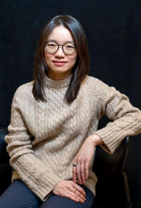 当年转入北大数学系后，身边云集众多奥数金牌天才，起步阶段的她一度是人...