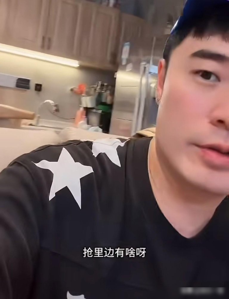 鹿晗素颜戴着毛线帽，半夜空降陈赫直播间，上来就一句“你直播怎么这么夹”。
陈赫当场破防，让他闭嘴。结果鹿晗盯着福袋较上劲了，反复追问里面是不是真有钻，一脸认真。陈赫一边嫌弃一边解释，俩人互怼没停过，弹幕全在刷“这俩是真熟”。
当晚邓超也在，几个人围着桌子吃吃喝喝，跟老同学串门似的。鹿晗还顺嘴把行