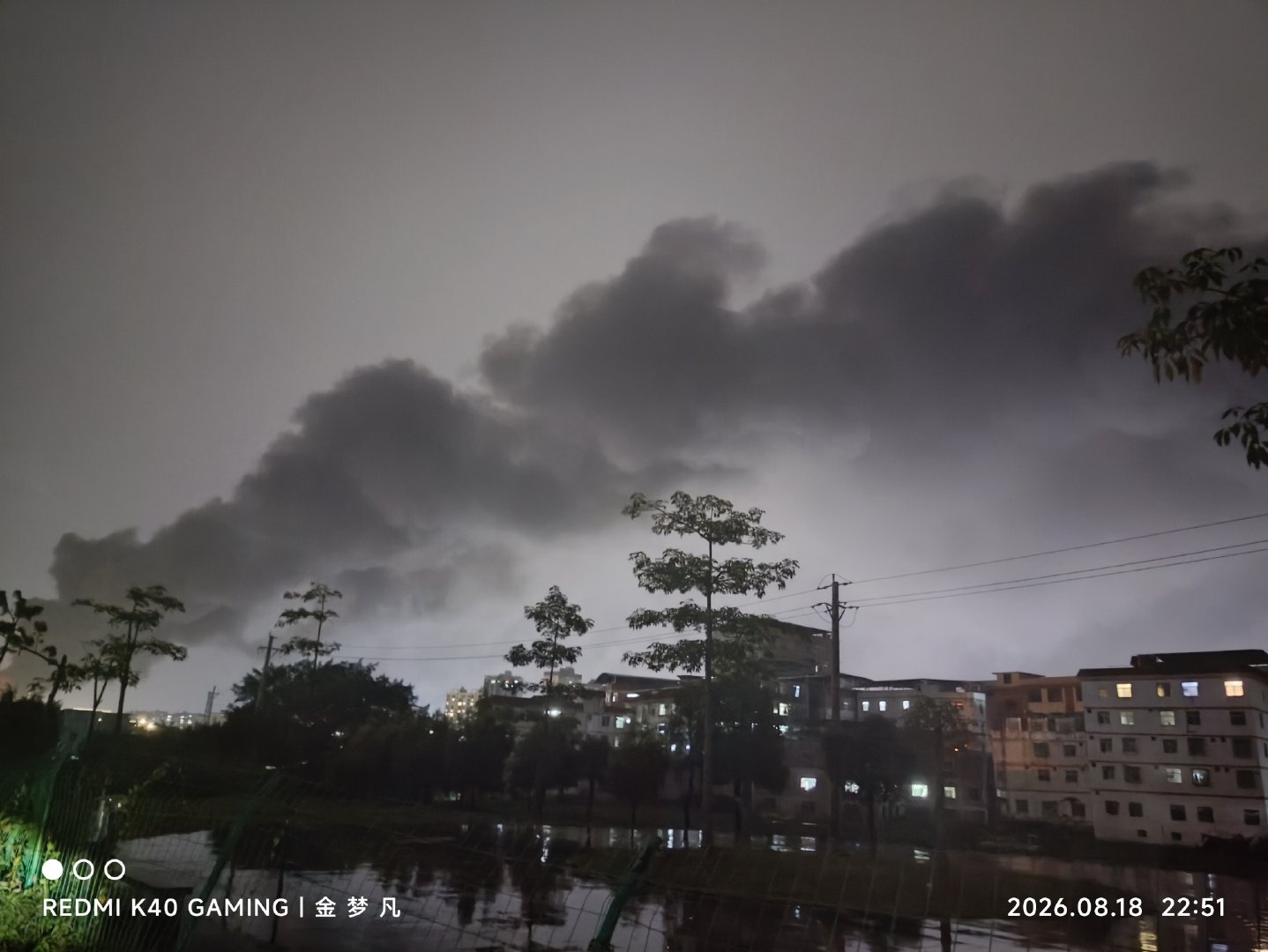 这片乌云像什么 [费解]
总之感觉有点意境 [思考]
……
#红米手机随手拍# [下雨]  ​