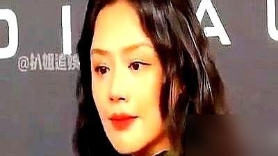 片场几十号人，欧豪愣是绕着邱天走，连眼神都对不上。
就因为那张脸，太像马思纯了。
《交锋》热播，欧豪演的反派林看山正被全网骂“坏得想砸电视”，戏外却怂成这样。
剧组放出的花絮里，群戏站位他永远隔俩人，候场时一个看剧本一个刷手机，中间能开进一辆卡车。
网友扒出邱天侧脸照，跟马思纯早年简直一个模