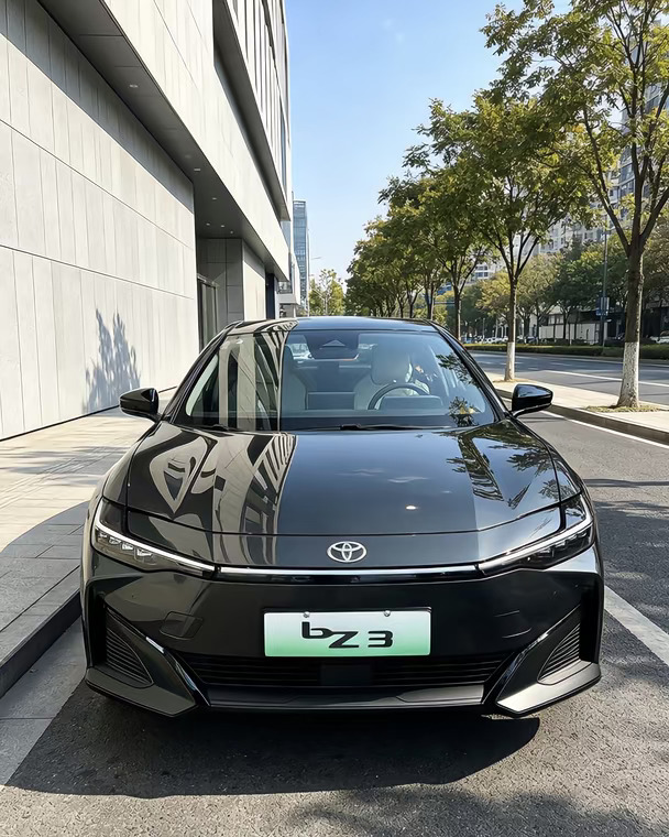 # 家用纯电家轿闭眼冲✨一汽丰田 bZ3 省心又能打
	
纠结 10‑15 万纯电轿车的朋友，一定要看看一汽丰田 bZ3！大厂强强联合，告别电车小毛病多的焦虑，家用代步真的很合适✅
	
简约利落的纯电轿跑外观，线条流畅不浮夸，低调耐看，日常通勤、接娃出行气场刚刚好。2880mm 越级长轴距，带来宽敞车内空间，后排地板纯平，坐三位成年人也不局促，长途乘坐不会压抑，后备箱放行李箱、婴儿车完全够用。
	
续航版本选择丰富，最长 CLTC 续航 616km，市区通勤一周充一次电，周末周边出游也没有里程焦虑。快充半小时左右就能完成 30%-80% 补能，喝杯奶茶的时间就能继续出发，百公里电耗很低，日常用车省下不少电费。
	
丰田扎实底盘调校，行驶稳定，滤震表现不错。L2 级智行安全辅助加持，主动刹车、车道居中样样齐全，开车更有安全感。内饰简约清爽，大屏操作流畅，配置兼顾家用实用性。
	
追求合资品质、低用车成本的家庭，这台 bZ3 真的值得去试驾体验。
#品质定义智电时代#2027款一汽丰田...