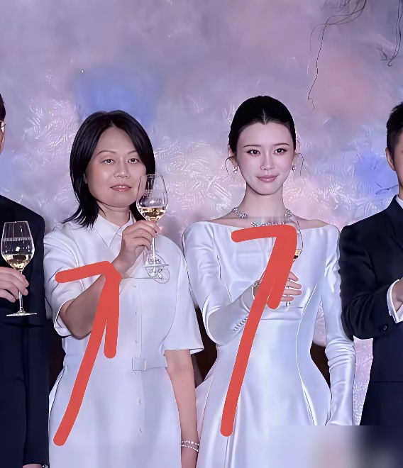 奚梦瑶跟她妈的结婚照放一块，不说是母女，还以为是姐妹俩共用一张脸。但真去翻她早年的秀场图，那张脸跟现在简直判若两人。以前的骨相，颧骨支棱着，眼窝凹进去，下颌线能削苹果，标准的高级脸，但搁生活里就显得凶。现在呢？全脸线条圆了，太阳穴饱了，苹果肌嘭起来，从凌厉超模直接切到了富贵花。
综艺里她也没藏着掖