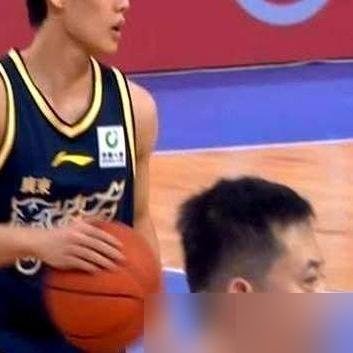 体测87分全CBA第一，结果季前赛被自家球迷喊“交易”，徐杰这待遇真没谁了。
8投1中，三分7中1，数据是难看。但你看他在场上干嘛了？新外援来了，球权没了，他跑去领防小外援，干最脏最累的活。26分钟6个助攻，球都喂给别人了。
转头他发了条动态，没卖惨，就说了一句“继续全力以赴”。合同到2027年