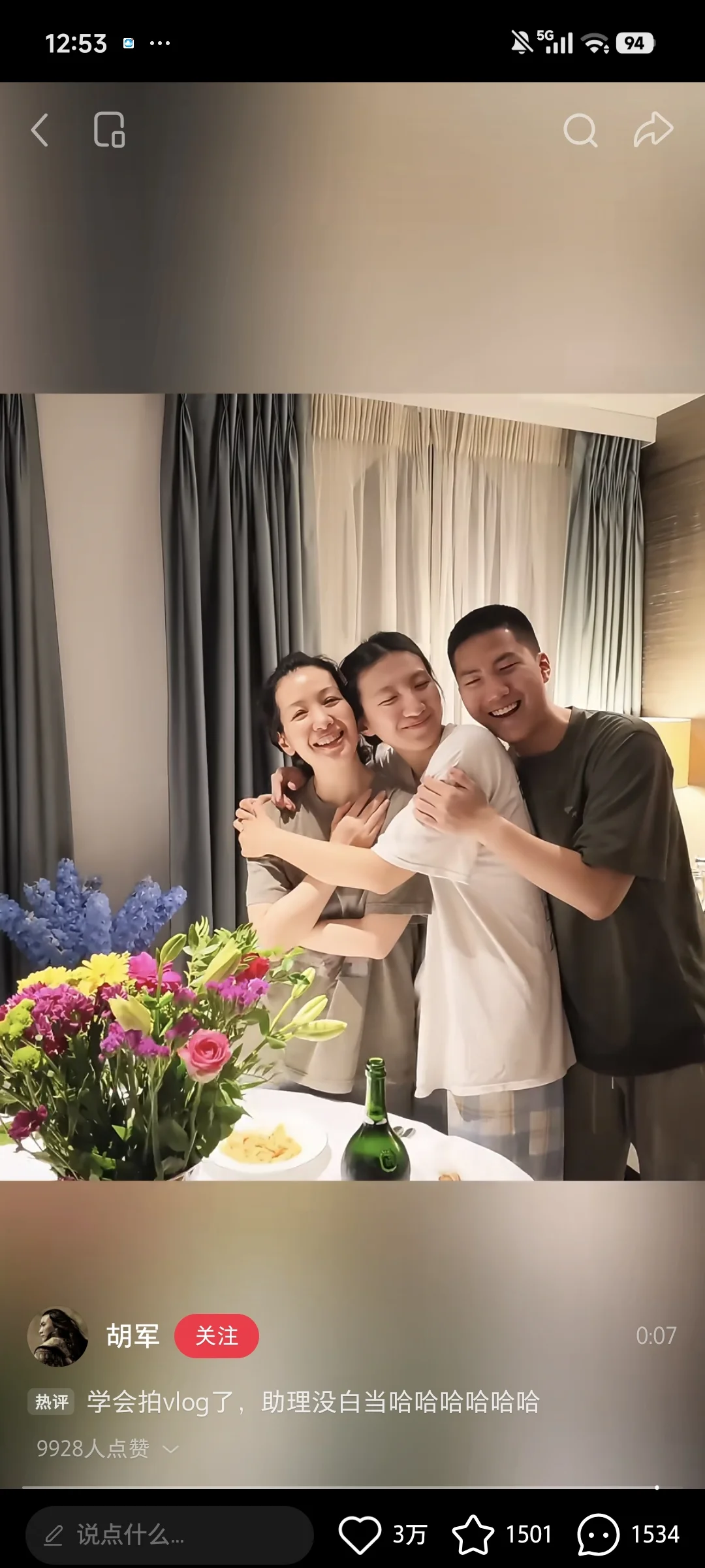 胡军一家真幸福，两个孩子都像妈
女儿在英国读书，夫妻俩带着儿子去探亲
康康已经长