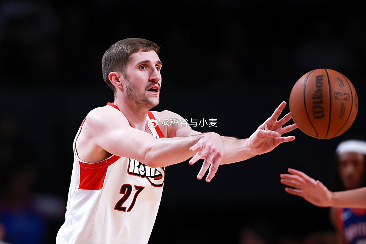 根据ESPN记者Olgun Uluc的消息，此前处于自由球员状态的内线...