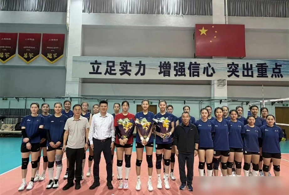 一张大合照，上海女排的底牌全亮了。
王奥芊、陈厚羽、杨舒茗，三个青年国手，一个不落，全回来了。这哪是归队，这是直接把未来五年的骨架焊死了。再看看旁边，蔡斌没在，沃龙科娃也没在。主教练不站C位，外援不凑热闹，说明什么？说明该定的早定了，该来的跑不了。
上赛季主场3比0拍死江苏，总比分2比1拿冠军。