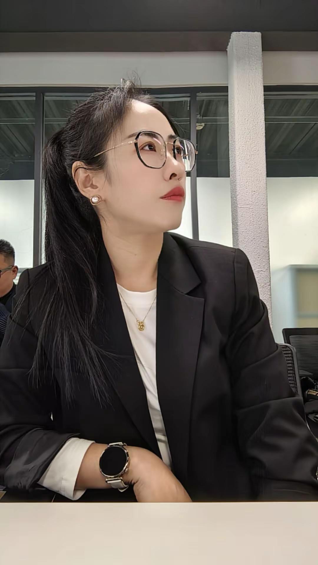 <p>职场女性 职业装 办公日常 搬砖小姐姐 <!--{img:0}-...