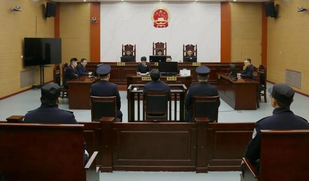 羽协4个月内3人被查，真是大快人心，再不挽救，我们的传统优势项目都将荡然无存。8月31日，中国羽毛球协会副主席夏煊泽、原副主席兼秘书长王伟涉嫌严重违纪违法，正接受纪律审查和监察调查；早在4月29日，协会主席张军已被查。‌‌近些年来，我们的很多体育项目，曾经无比辉煌，到逐渐走下坡路，协会的管理肯定有问