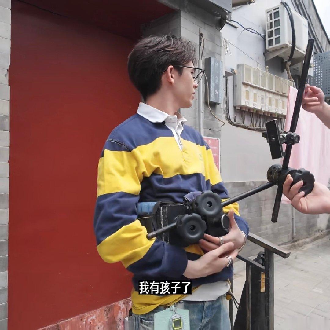 不是和你說過不要隨便和外面的男人牽手嗎？在這個年代和機器男人牽手也不行，很危險，生出來的孩子將會由token組成。

转载了的微博图片 ​