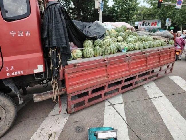 后续！宁波被西瓜砸头摊主获赔7万，摊主父亲发声，网友：太少。

相信不少人还记得今年7月底轰动全网的宁波夜市西瓜砸人事件。2026年7月28日晚间，浙江宁波北仑区一处夜市，原本只是一场普通的顾客挑瓜纠纷，最后却演变成一场极具羞辱性的恶意伤人闹剧，全程被路人拍下传到网上，看完让人无比气愤。

事发当晚