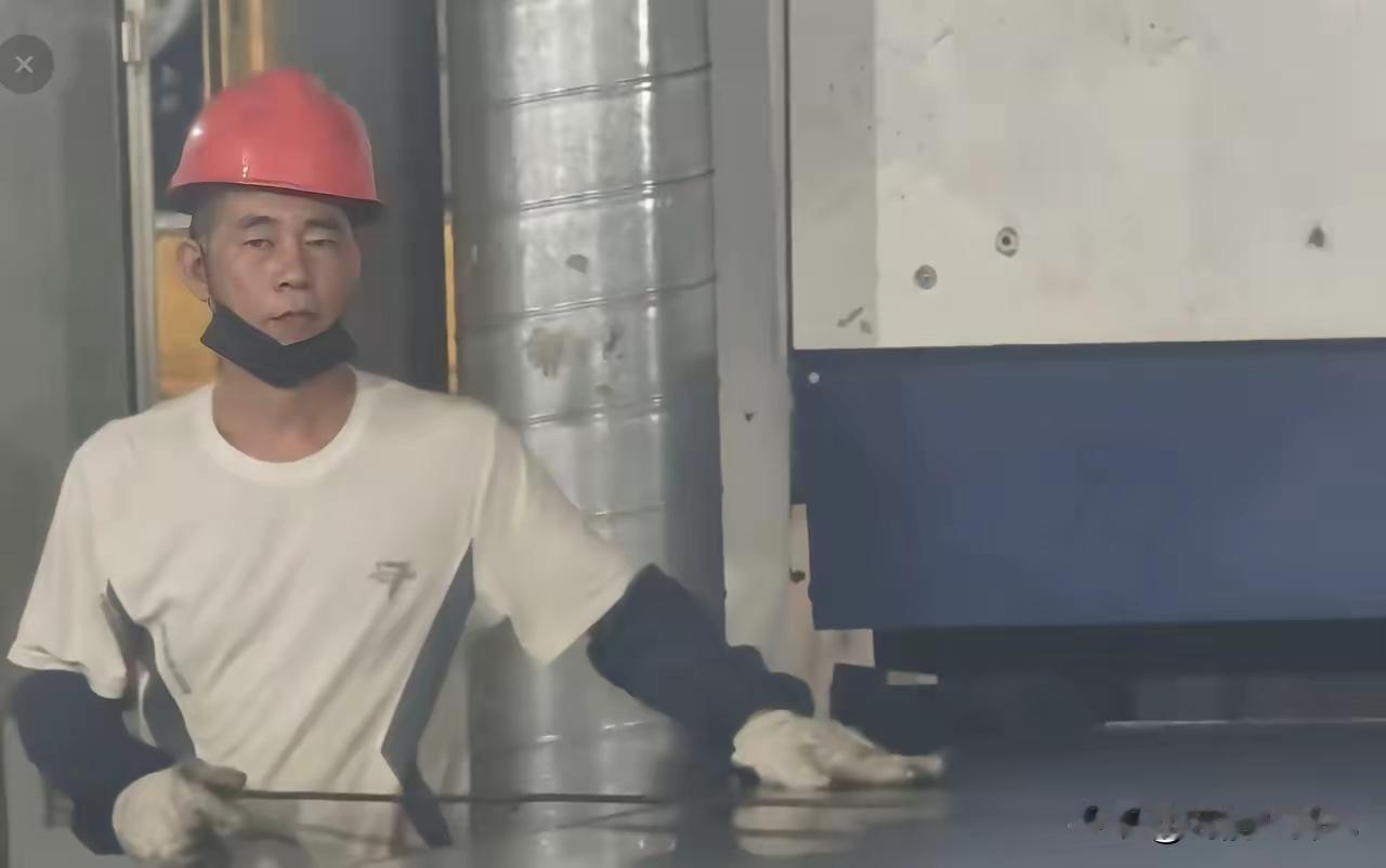一场全网热议的寻亲乌龙，真相终于来了！
 
这位被大家误以为是陈小春失散弟弟的工人，仅仅只是撞脸而已。
视频拍摄者凌晨紧急出面澄清，这一切只是长相巧合，不存在血缘关系。
 
因为这条视频，事件持续发酵，给当事人造成巨大困扰。
拍摄者表示，自己已经主动离职，为这次带来的风波道歉。
 
很多网友看到相似