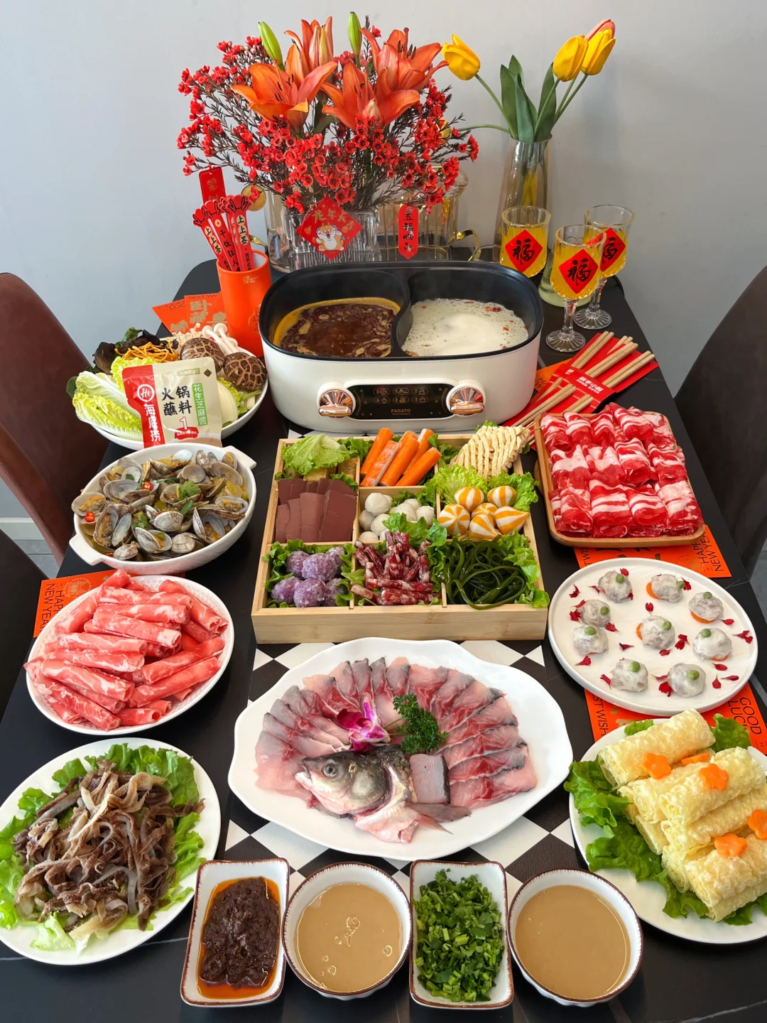 新年一起吃火锅，红红火火～