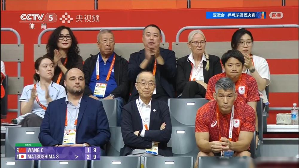 央视镜头扫过看台，张本宇被介绍，丁宁被介绍，唯独刘国梁出现了三次，解说硬是一声没吭。
这要搁几年前，谁敢想？
2025年4月23日，刘国梁主动辞去中国乒协主席，王励勤接任。现在的他，身份是国际乒联第一副主席、WTT理事会主席。
镜头给到，名字不提，不是不认识，是规矩变了。
人不在其位，解说的