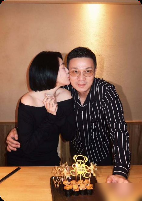全网嘲了十几年的假面夫妻，竟在亲闺女18岁生日这天，靠一个吻翻了盘。
二女儿Lily刚办完成人礼，转头就晒出爹妈合影。照片里，那个被传了无数次分床睡的许雅钧，正搂着小S深情亲吻。
其实早在7月，一家人去香港逛街，许雅钧顶着发胶喷出的奶奶灰，全程拎包、牵手、扶老婆，体贴得简直像换了个人。
爹妈在