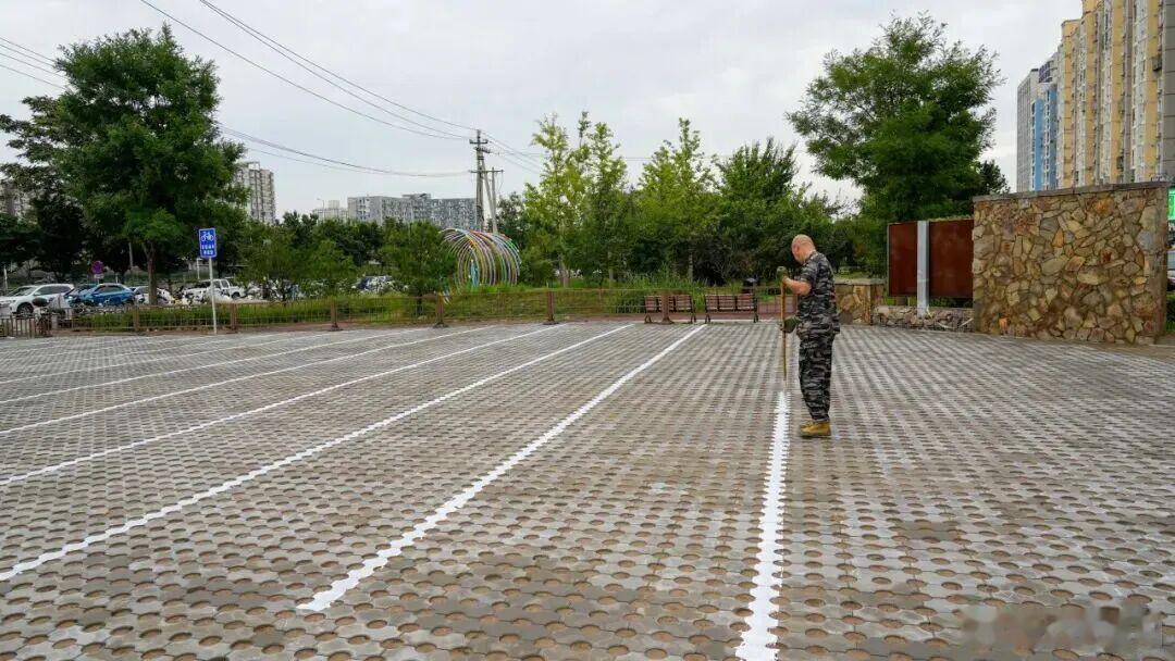 【朝阳群众文明范儿丨双桥路口告别“单车围城”：三间房日均清运千余辆单车，长效管控同步跟上】“嘿！今儿这桥真是敞亮！”近日，不少路过双桥路口的“上班族”惊喜地发现，曾经西侧非机动车道上乱停放的共享单车不见了，路面恢复了宽敞整洁，整体环境也清爽了不少。 ​