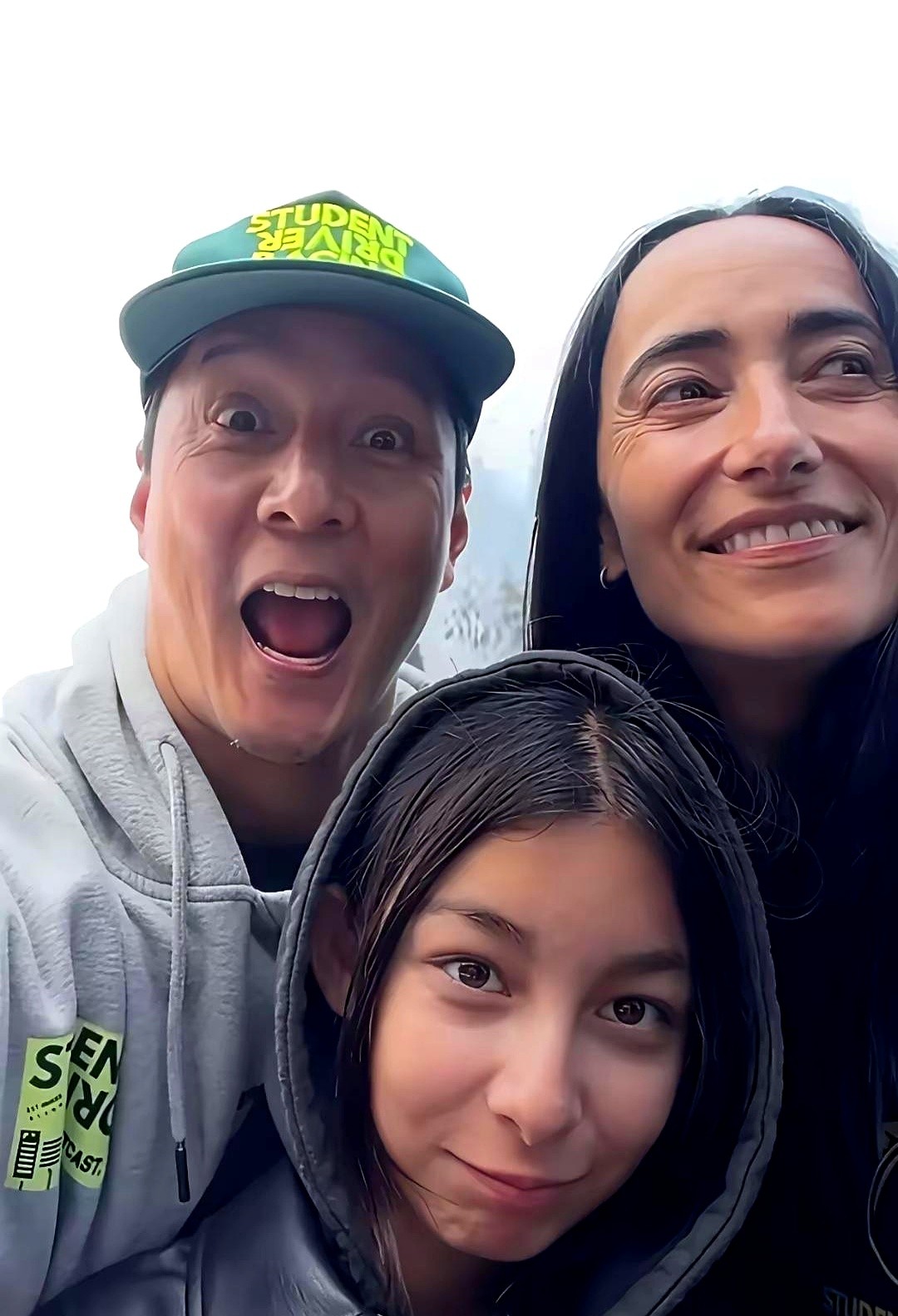 吴彦祖发了张全家福视频，老婆Lisa硬生生被评论区刷成了“动力火车”。

素颜出镜，发际线后移，法令纹深重。之前车展后台的无修图也是满脸雀斑。满屏都在嘲讽她“像男人”“没女人味”。

48岁的Lisa宣布复出，顶着素颜对镜头撂下话：50岁有皱纹很正常，眉毛就长那样。吴彦祖没删图没解释，直接转发力挺。