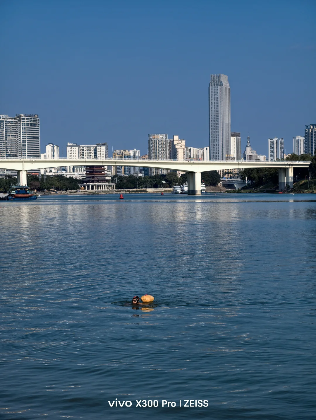 我拿vivo手机在南宁邕江拍到传说中的富士蓝