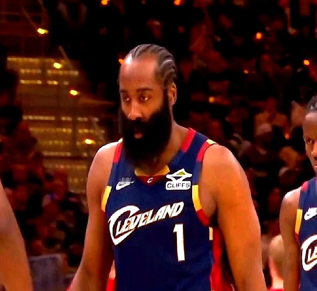 哈登总算不用再一个人扛着球队往前走了。    前队友贝弗利在播客里说得...