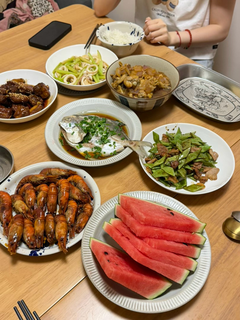 所以时至今日我仍觉得长大是一件值得期盼的事，抵达沪上独居丽人友人之家，处处尽是小巧思，动线清晰宜人。不需要出门吸麻将馆之二手烟，不需要吃油腻昂贵之预制菜，尽享奢侈的私密畅聊时光。

上海真好，超过十年认识的人又轻轻地飘到了一起，跳跃的话题是大家都路过的成长痕迹，于是还能穿插有远方来 ​