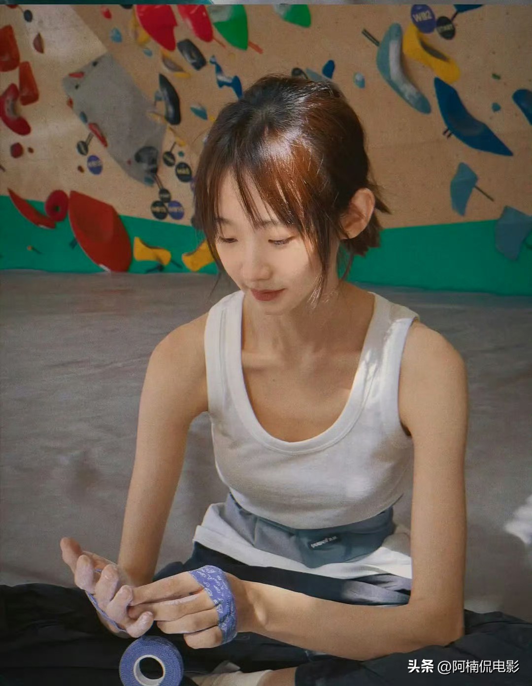 网友盘点出几位瘦得吓人的女星，看完这组图着实感慨女明星的生存不易。张艺凡攀岩画面里身形单薄，骨架格外突出；张子枫素颜状态下脸颊凹陷，身形纤细得让人心疼；孙珍妮即便古装造型加持，也掩盖不住过分清瘦的体态。为上镜长期控制体重，过度消瘦早已成为内娱女星的常态，可这份镜头前的精致，背后要付出的代价实在太大。