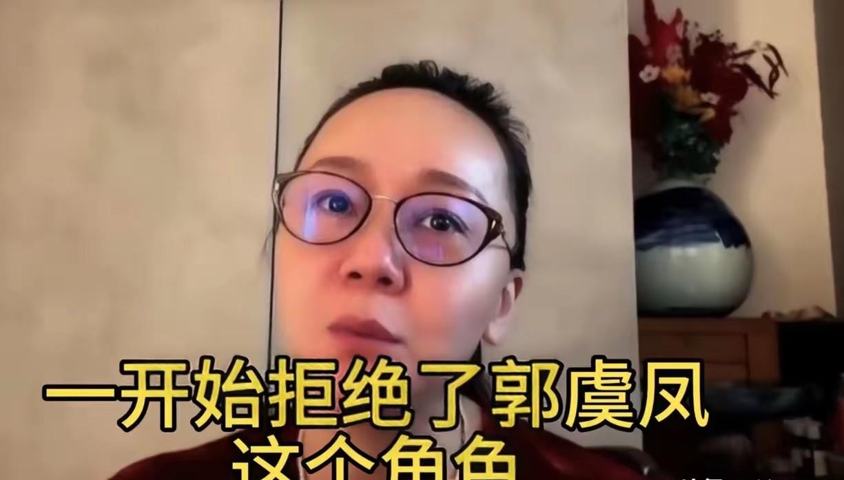 一个把恶毒反派演到全国观众恨得牙痒痒的女演员，私底下接戏最怕的居然是自己长得太像坏人。
王一楠在直播里说漏了嘴，接新戏《嫁金钗》前她其实反复推过，原因特扎心。当年《知否》里的小秦氏太深入人心，她往镜头前一站，观众连前戏都不用看，下意识就认定这女人肯定又要使坏。
悬疑剧最讲究留白，结果演员一露头，