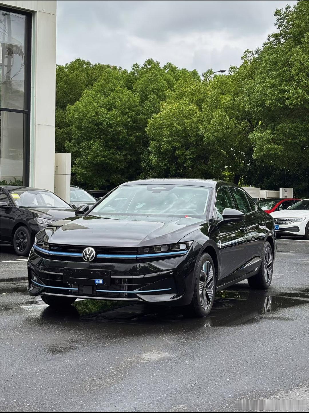 #黄金超混满电出发##一汽大众黄金超混重磅上市#
一汽-大众迈腾PHEV：以黄金能效重构混动出行新标杆
当通勤拥堵的油耗焦虑和跨城出行的续航顾虑成为日常，一汽-大众迈腾PHEV携黄金超混技术强势登场，用硬核实力打破混动车型的体验边界。
它搭载黄金2.0超混动力系统，核心配备1.5T EA211 EVO I1混动专用 ​