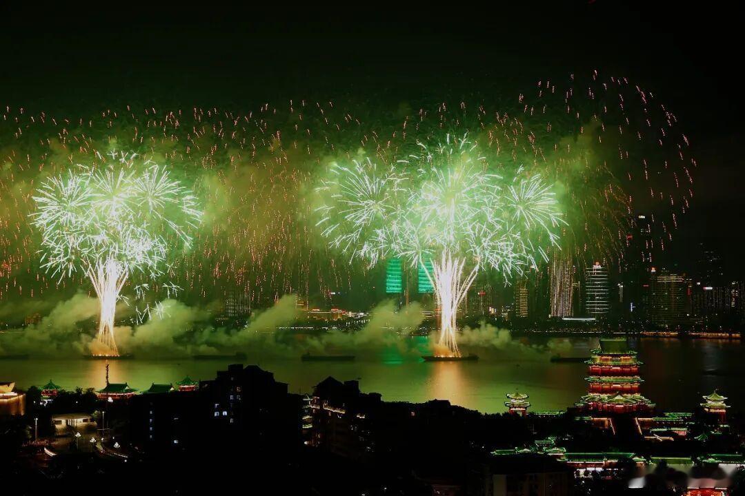 #南昌国庆邀你赴烟花之约#不止一江焰火：读懂英雄城南昌的国庆昼夜密码
 
当漫天焰火在赣江之心腾空绽放，很多人看见的，是42633发烟花铺展的璀璨夜景，是5000架无人机划破夜幕的科技浪漫 。但一场盛大晚会的背后，从来不止45分钟的光影狂欢。从八一广场清晨冉冉升起的五星红旗，到赣江畔灯火璀璨的夜 ​