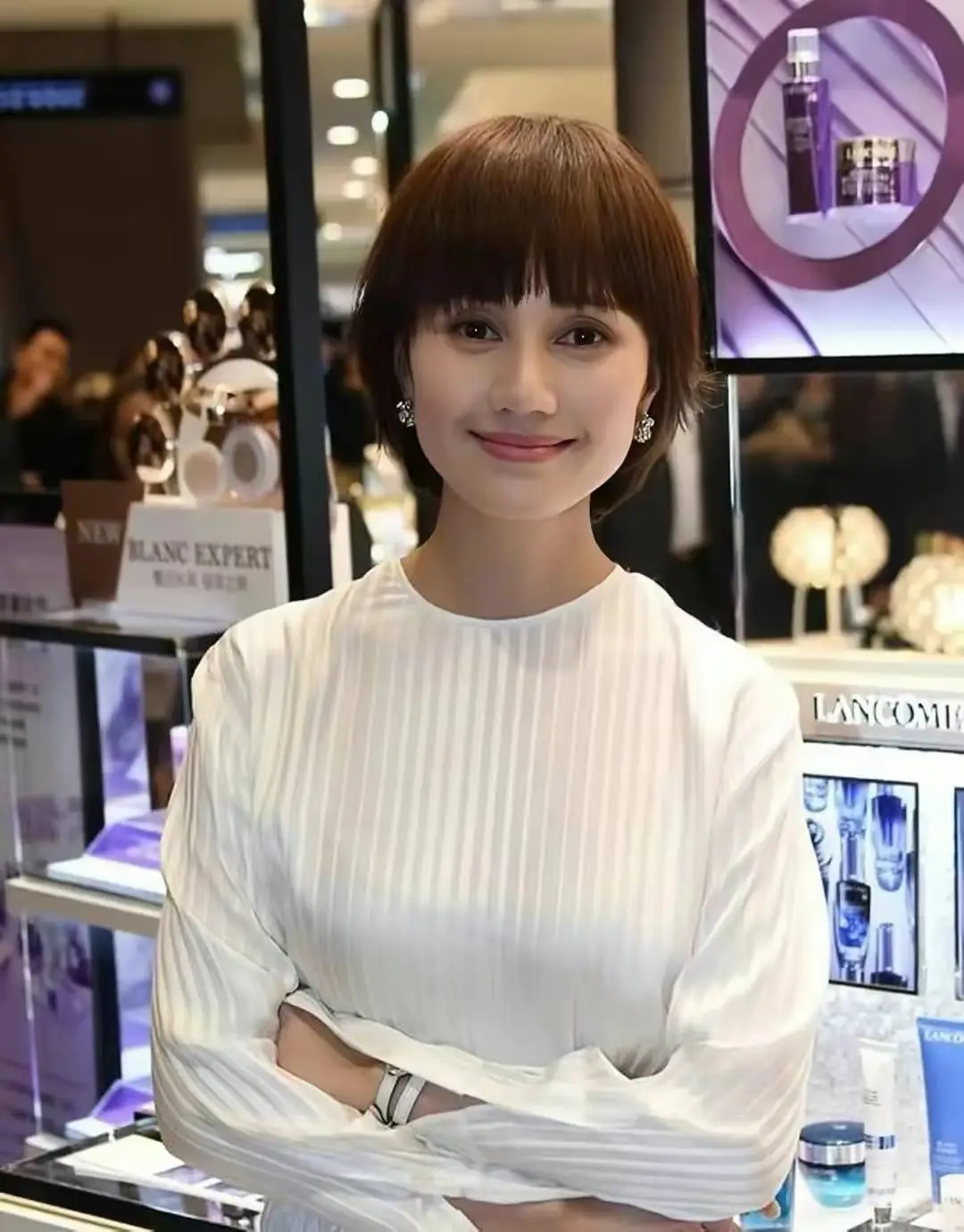 袁泉是那种越了解越会觉得有味道的演员。她身上有一种沉静的力量，不拍戏时几乎“隐形”，但只要出现在镜头前，一个眼神就能把人物的情绪稳稳地扎进观众心里。她从不把自己当明星，只说“演员只是一个职业标签”。
🎬 从话剧舞台走出的“大青衣”
但真正让她沉淀下来的，是话剧舞台。她主演了《暗恋桃花源》《琥珀》《简·爱》《青蛇》《活着》等多部名导之作。2007年，年仅30岁的她入选 “中国话剧百年名人堂”，是最年轻的一位。她几乎拿遍了话剧界的所有重要奖项，包括中国话剧金狮奖表演奖和中国戏剧梅花奖。
📺 让大众记住她的那些角色
虽然话剧是她的根，但真正让更广泛观众认识她的，是几个极具辨识度的荧幕形象：
· 《小鱼儿与花无缺》中的苏樱：2005年的这部古装剧是很多人的童年记忆，袁泉饰演的苏樱聪慧深情，是无数观众心中的“意难平”。
· 《我的前半生》中的唐晶：2017年，她饰演的职场精英唐晶干练、清醒又脆弱，与以往安静的“大青衣”形象反差极大，让观众看到了她极强的可塑性。
· 《中国机长》与《中国医...