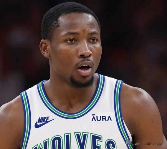 白菜价！森林狼2年1300万捡漏库明加，但这套首发能看吗？
ESPN评级A-，Sidery说他是市场上剩余最佳自由球员，森林狼用一个迷你中产就把人拿下了。
23岁，2米01，能跑能跳能换防，2年1300万带球员选项，放现在这市场，跟白捡有什么区别？
我就直说了，这套阵容天赋炸裂，空间也稀碎。 库明加