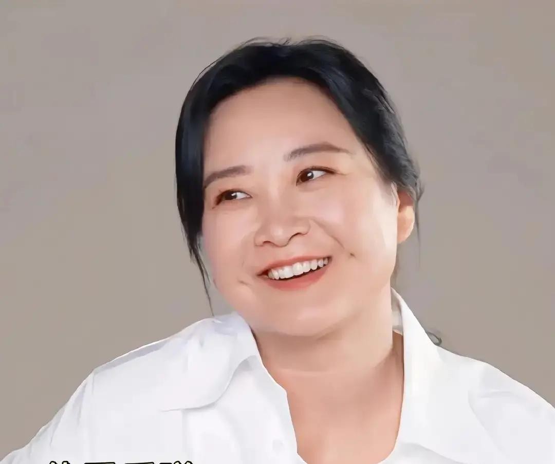 44岁的贾玲最近大方承认体重反弹到了140斤，一句“实在维持不住”，非但没招来嘲讽，评论区反而全是欢呼声

更绝的是，手握近90亿票房的她，转头把公司的管理职务全卸了，连经纪业务都直接砍掉，一心扑回剧组去弄新片子

看着她近照里又圆润起来的脸蛋和熟悉的两个小梨涡，我心里那块石头反倒落了地

当初拍热