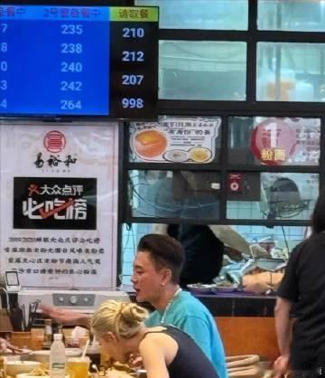 45岁黄宗泽疑似新恋情曝光！与24岁郭珮文长沙吃饭，身材很性感