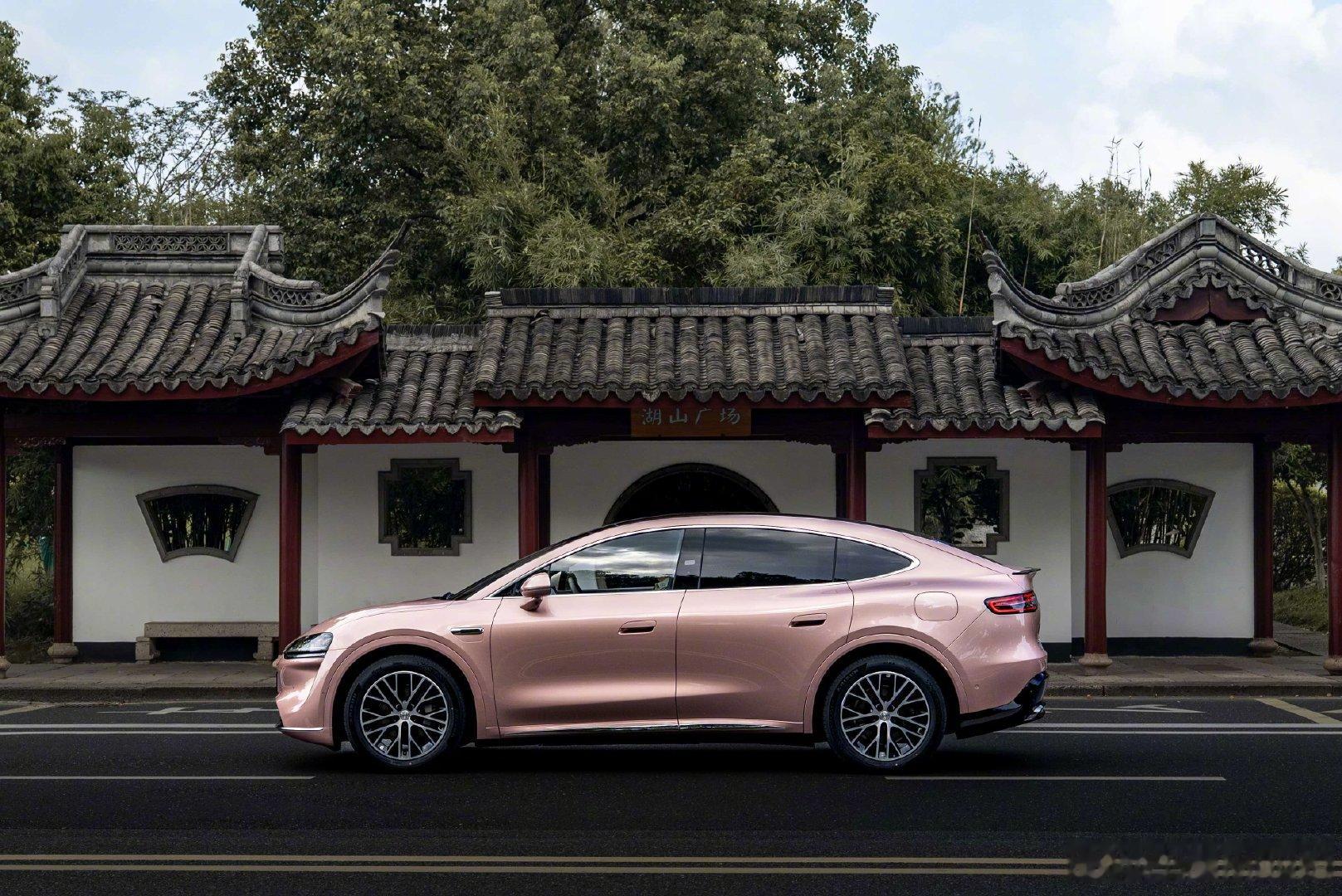 #余承东称25万级家用车首选智界R7#
聊家用车，很多车企容易陷入一个误区：单纯堆尺寸、拼屏幕，却忽略一家人出行里那些细碎真实的需求。智界R7焕新款这次的思路，我觉得抓得很准。
 
上市两年12万多车主，其中八成是家庭用户，本身就已经经过市场验证。这次投入5个亿做焕新，不是小改小闹，一口气覆盖八大维度升级，从座舱、空间到底盘、智驾全面优化。
 
旗舰同源技术下放，做到7系价格拿8系体验。双17.2英寸蝶羽双联屏、带颂钵按摩的前排零重力座椅，再加7L车载冰箱；106L前备箱+大容量后备箱，露营装备、儿童杂物轻松收纳。同时保留驾控质感，RX同款底盘调校，800V高压平台，最高855km续航。
 
华为乾崑ADS 5、双光路激光雷达，还有MOFs健康座舱，把家庭出行的安全、健康一并考虑进去。
 
所谓家用好车，从来不是单项参数拉满，而是平衡。能照顾老人小孩的乘坐感受，长途没有续航焦虑，智能配置稳定好用。25万区间，智界R7焕新款这套均衡产品力，确实值得家庭用户放进备选清单。