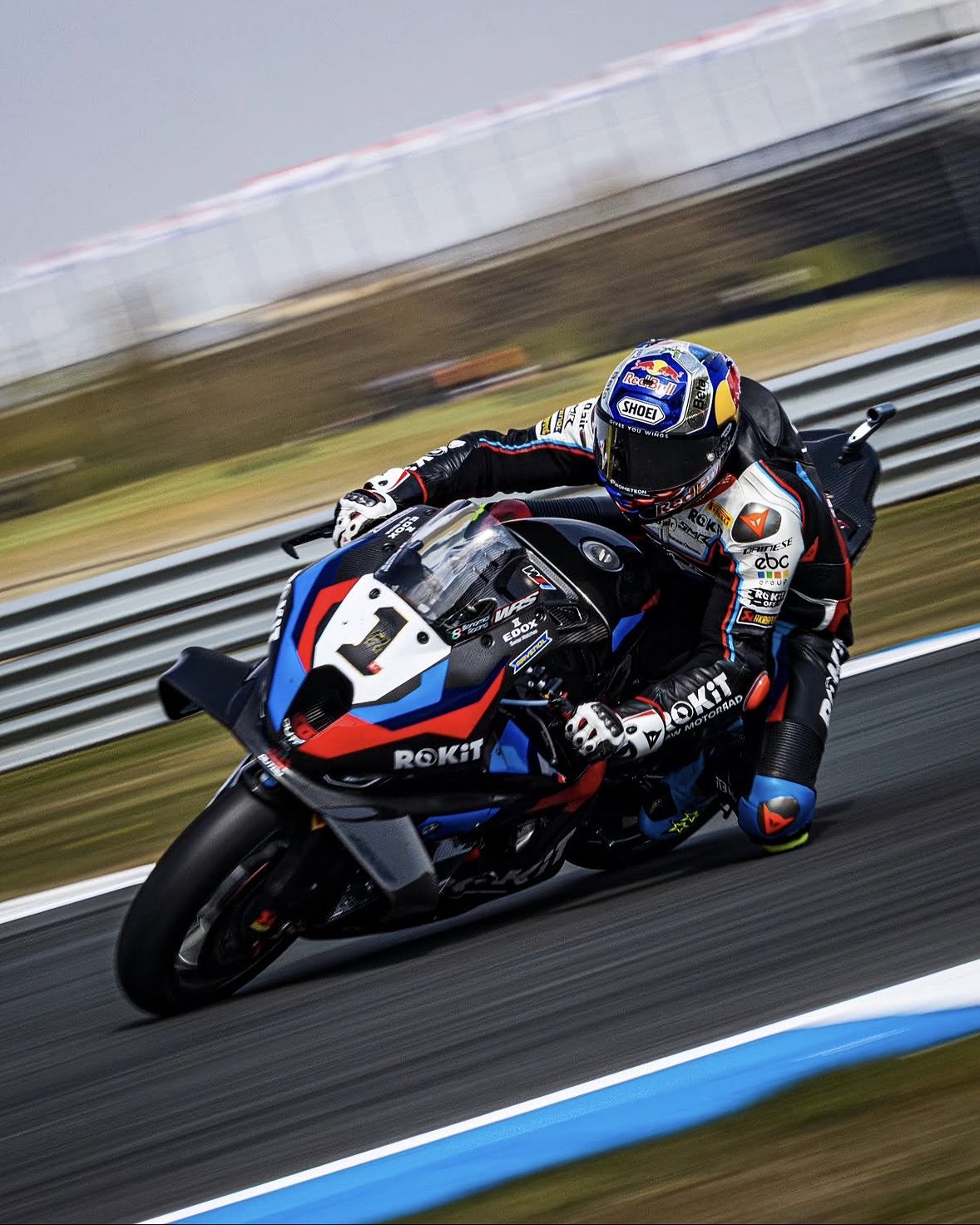 WSBK 赛季观察：一套流量规则，把中游厂商拉回牌桌
2026 赛季 WSBK 头部走势分明，中游集团的变化却更有嚼头。宝马开季背负 45 公斤每小时的流量限制，Toprak 的 M1000RR 在高速赛道依旧具备前排竞争力，ShiftCam 发动机与碳纤维翼片带来的高速稳定性是其底气；比莫塔搭载川