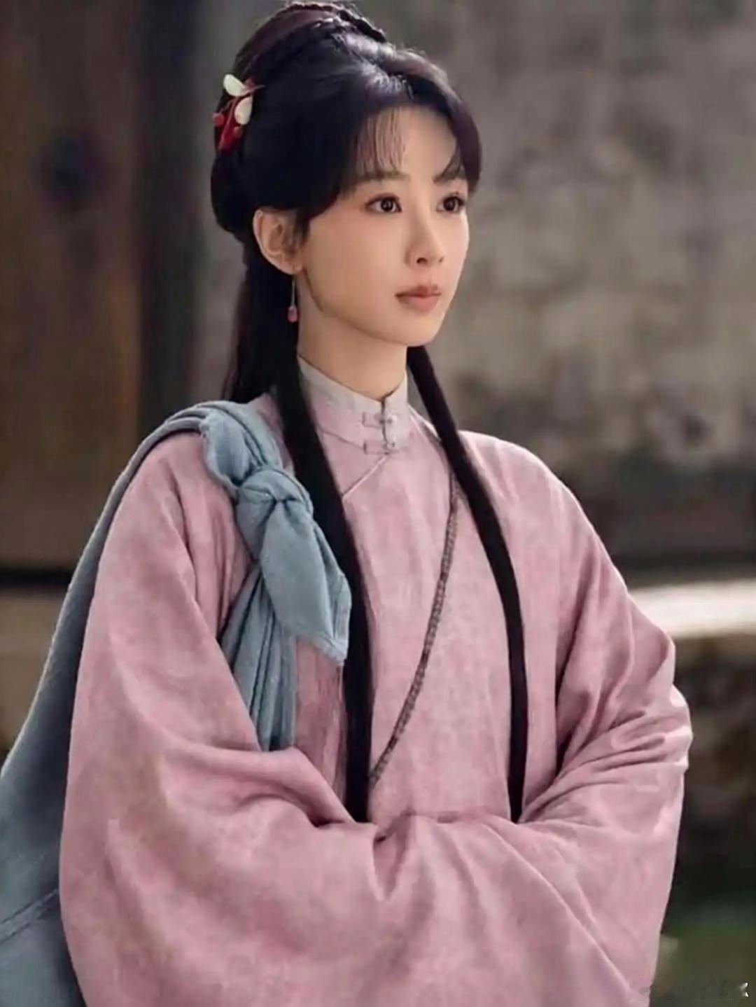 杨紫当初拒绝《兰香如故》，谭松韵接手后剧集爆火。
全网都笑她看不清机会，白白丢掉现成爆款。而她去往可可西里，海拔4800米，188天高原拍摄，素颜暴晒，减重塑造高原巡山警。白玉兰颁奖礼，杨紫凭《生命树》拿下视后 白玉兰36年第一位90后视后，同台对阵孙俪、吴越、任素汐。领奖台上，她说：人生没 ​