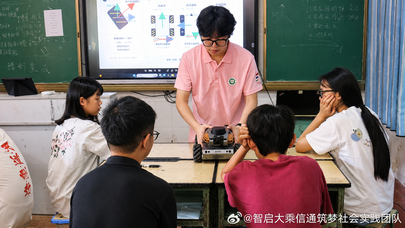 汇聚高校智慧，点亮乡村科技梦！轻化学子暑期社会实践圆满收官
组图记录于宜宾市屏山县大乘初级中学校。8月22日至26日，四川轻化工大学自动化与信息工程学院“智启大乘 信通筑梦”实践团队走进宜宾市屏山县大乘初级中学校，开展了为期5天的暑期科技科普专项社会实践。 
实践团依托工科专业特色，打造“ ​