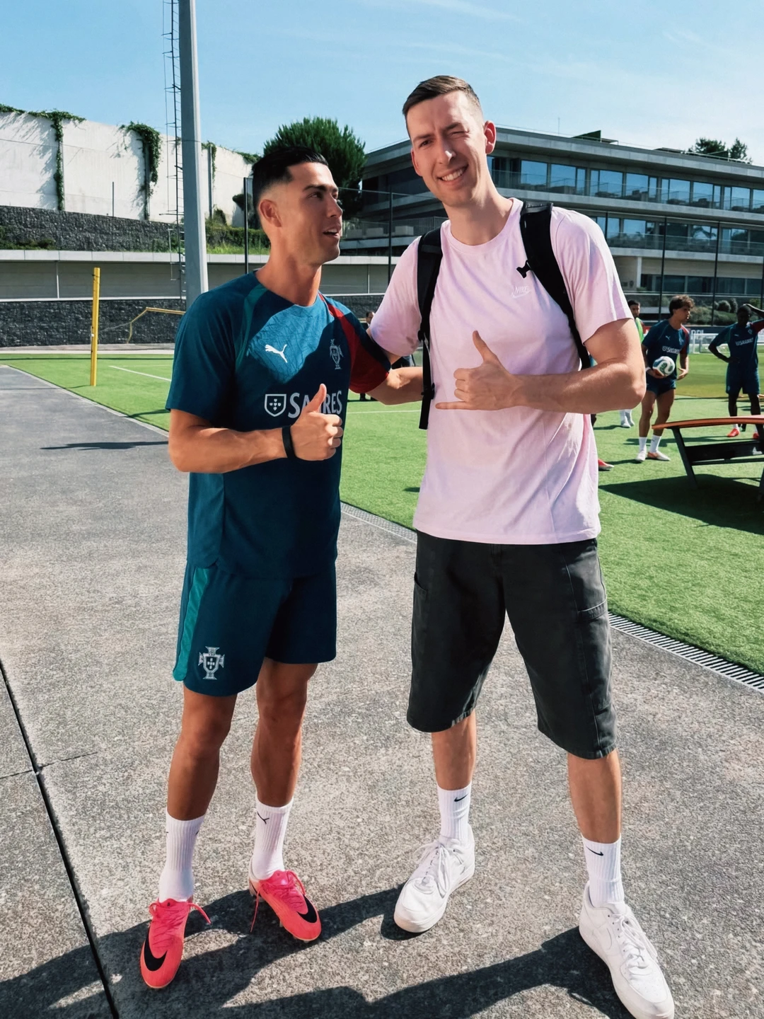 C罗被男球迷的身高吓到了🤣