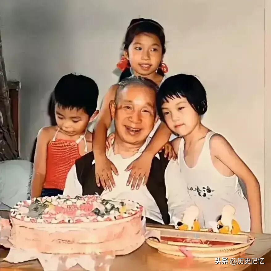 1983年8月10日，粟裕大将在北京家中度过的76岁生日，照片里的温馨一幕，成为