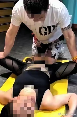 花100元上舞蹈私教课，男子竟借压腿实施猥亵！
 
广州一名21岁男子，在舞蹈课压腿时对19岁女老师做出越界肢体动作。女生受惊僵住，硬撑上完整节课。
 
事后男子毫无悔意，竟拿1万元想收买对方做自己一个月女友，被拒后老师报警。男子因猥亵被拘留5天。
 
出狱后他不服处罚，起诉公安局，辩称没有当场反 ​