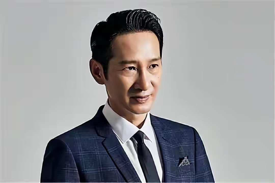 今年央视国庆晚会最狠的信号不是谁没来，是李幼斌王劲松站诗颂，科学家劳模军人上台，蔡皋甄子丹这种有真东西的压场，肖战孙楠谭维维周笔畅也得靠唱功和角色说话，观众一看就舒服：国家级舞台不供流量刷脸了，以后没作品、没文化、没人情味的热度娃娃真悬，瞿颖这种不装、敢自黑、到点下班的活人才吃香，内娱终于从看热搜回