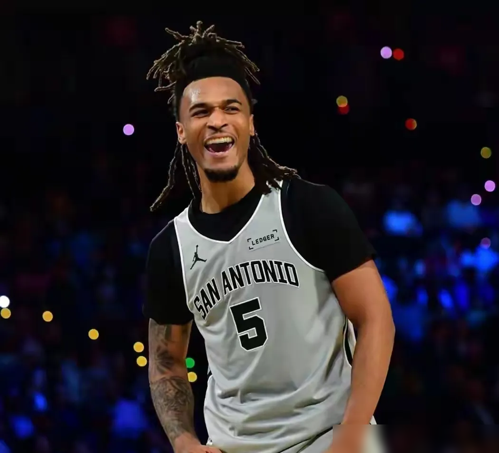 火箭肠子悔青了。 去年选秀，他们用探花签摘走谢泼德。马刺在第四顺位...