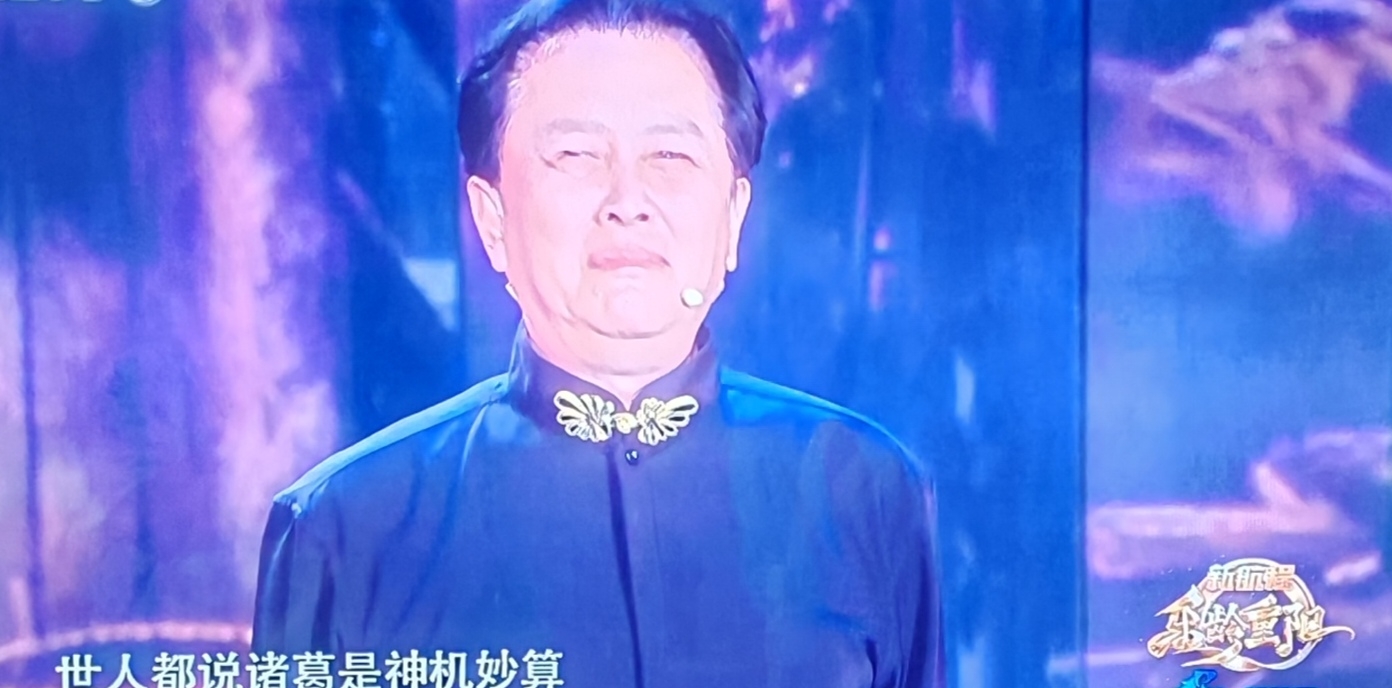 2026年乐龄重阳晚会上，四大名著电视剧的主演，合演了一个小品，内容还挺与时俱进的，这几位主演是唐国强、欧阳奋强、马德华、赵小锐。
唐国强，74岁，在《三国演义》中出演诸葛亮。
欧阳奋强，62岁，在《红楼梦》中出演贾宝玉。
马德华，81岁，在电视剧《西游记》中出演猪八戒。
赵小锐，70岁，在《水浒传