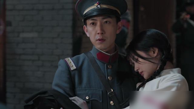 女主站着不动被一把抱走，弹幕全在问：她是腿断了吗？
《玉簟秋》播到现在，最让人出戏的不是感情线，是分寸感。叶平君没受伤没虚弱，男主上来就横抱，男配上来就拽手腕。观众看得一脸懵，这是民国戏还是霸总短剧？
更割裂的是人设。虞五前面用刑眼都不眨，狠得让人后背发凉。冯姚前面扛得住家族遭难，最后在监狱里见